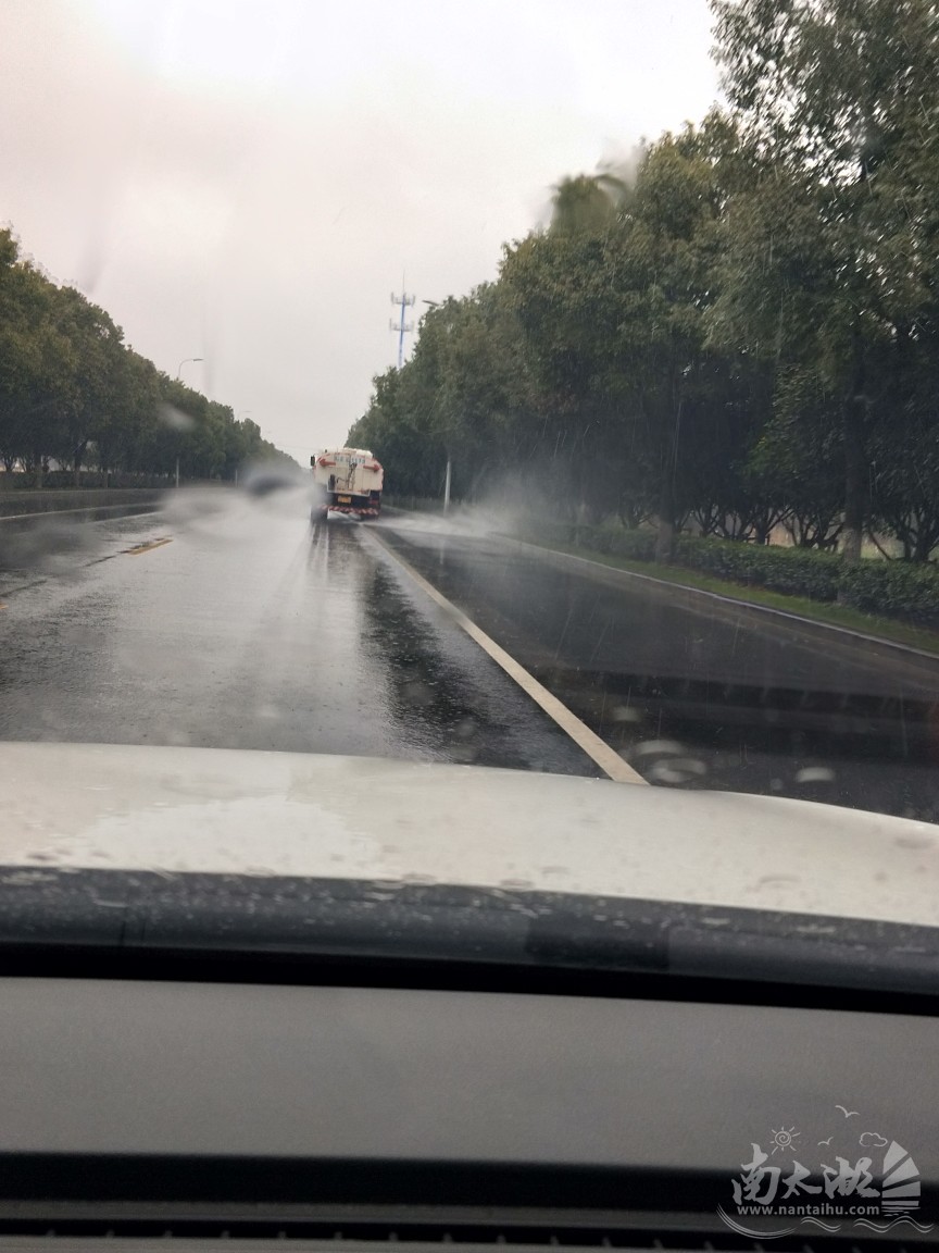 大湖州就是有钱,连着下雨天还有洒水车在路上洒水!