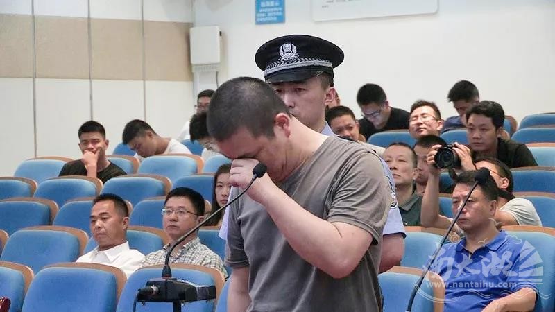 等组织卖淫团伙共10余人被抓获归案,得知这一情况后的张耀峰坐立不安